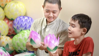 Bé Szabela Tâm Thiện Antoni (10 tuổi) chăm chú học cách làm lồng đèn trong mùa Phật đản
