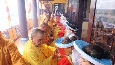 Chư tôn đức cắt băng khánh thành chùa Hiền Lương