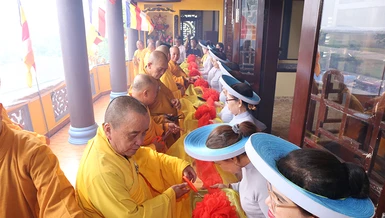 Chư tôn đức cắt băng khánh thành chùa Hiền Lương