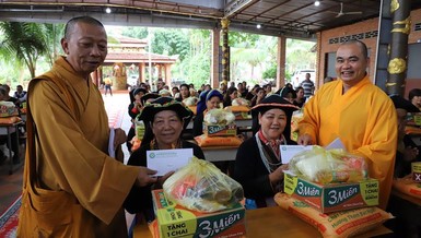 Đoàn trao quà đến những gia đình người đồng bào Ê-đê khó khăn