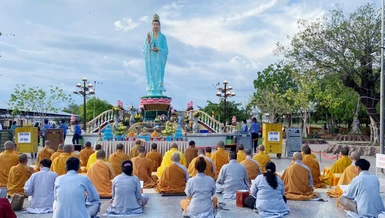 Chư Tăng Ni, Phật tử tụng niệm trong lễ hội Quán Âm Nam Hải