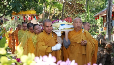 Cung thỉnh nhục thân Hòa thượng nhập kim quan tại Giác linh đường