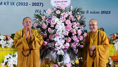 Hòa thượng Thích Gia Quang tặng hoa chúc mừng