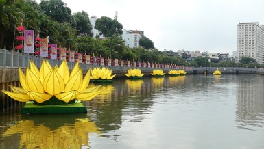 7 đóa sen vàng kính mừng Phật đản được hạ thủy sáng nay, 21-5 