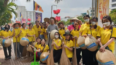 Quan Âm tu viện phát động dọn vệ sinh môi trường trên bờ kênh Nhiêu Lộc