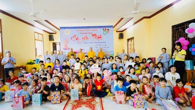 Chụp ảnh lưu niệm cùng các em tại chùa Hải Vân
