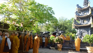 Tưởng niệm tại bảo tháp cố Hòa thượng Thích Huệ Hà trong khuôn viên chùa Long Phước