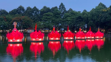 Đồng Nai: Ban Trị sự GHPGVN TP.Biên Hòa hạ thủy 7 hoa sen kính mừng Phật đản trên hồ Biên Hùng