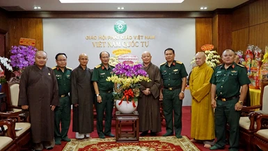 Đại tá Nguyễn Thanh Phong tặng hoa chúc mừng Phật đản đến chư tôn đức Ban Trị sự GHPGVN TP.HCM