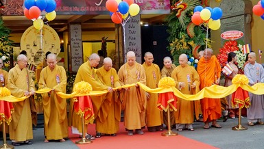 Cắt băng khánh thành triển lãm "Lửa thiêng rực sáng sử vàng", tại Việt Nam Quốc Tự, chiều ngày 8-4-Quý Mão