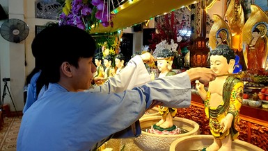 Phật tử thực hiện nghi thức Tắm Phật theo truyền thống 