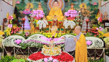 Ni sư Thích nữ Như Hiền, trụ trì chùa Bồ Đề Lan Nhã thực hiện nghi thức Tắm Phật