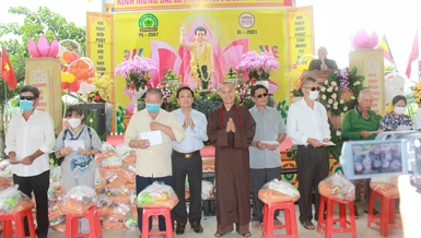 Thượng tọa Thích Minh Trí tặng quà đến người nghèo các huyện thị