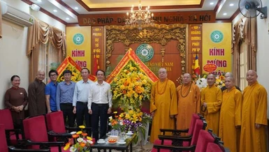 ông Vũ Chiến Thắng, Thứ trưởng Bộ Nội vụ cùng phái đoàn Ban Tôn giáo Chính phủ tặng hoa chúc mừng Phật đản