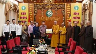 Hòa thượng Thích Thanh Nhiễu tiếp đoàn đại biểu Ủy ban Trung ương Mặt trận Lào Xây dựng Đất nước