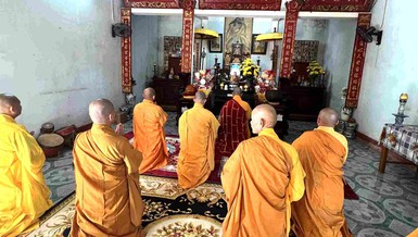 Chư tôn đức đảnh lễ Tam bảo tại chánh điện chùa Tịnh Quang - Văn phòng Ban Trị sự huyện