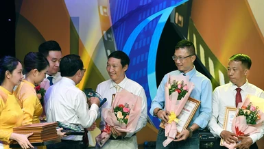 Nhà báo Trần Thế Phong, Báo Giác Ngộ nhận giải về phóng sự ảnh, tại Đài truyền hình TP.HCM, sáng 21-6