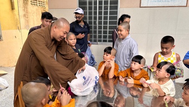  Đại đức Thích Minh Phú trao quà cho trẻ em mồ côi đang được nuôi dưỡng tại chùa Phật Minh, xã Giao Long