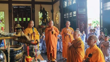 Đoàn chư Tăng, Phật tử chùa Phước Duyên, Quảng Minh cúng dường các trường hạ trong tỉnh