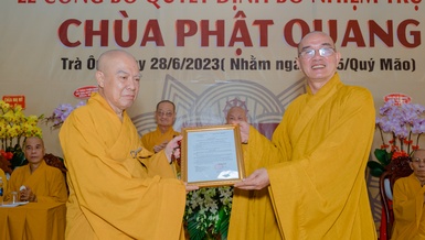 Thượng tọa Thích Lệ Lạc, Trưởng ban Trị sự Phật giáo tỉnh trao quyết định bổ nhiệm trụ trì chùa Phật Quang đến Hòa thượng Thích Nhựt Hỷ.