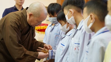 Hòa thượng Thích Bảo Nghiêm tặng chuỗi đeo tay đến bệnh nhi