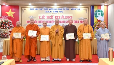 Hòa thượng Thích Huệ Thông trao Giấy chứng nhận đến chư tôn đức tham gia khóa bồi dưỡng
