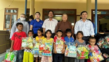 Ban Từ thiện xã hội Phật giáo H.Tánh Linh tặng quà đến các em học sinh trên địa bàn huyện.