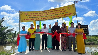 Cắt băng khánh thành cầu Tường Nguyên 477 tại ấp Giữa, xã Kim Hòa