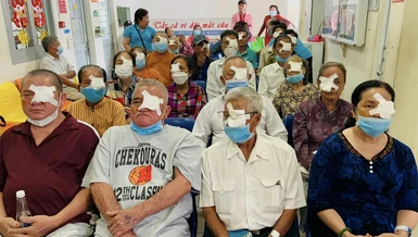 34 bệnh nhân nghèo được tài trợ phẫu thuật mắt miễn phí