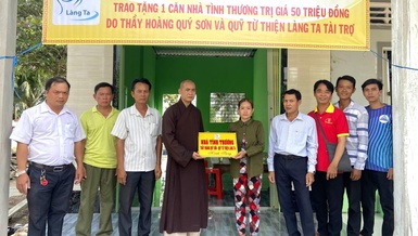  Đại đức Thích Tuệ Chánh và đại diện địa phương bàn giao nhà mới đến chị Mộng