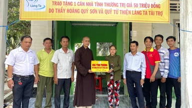  Đại đức Thích Tuệ Chánh và đại diện địa phương bàn giao nhà mới đến chị Mộng