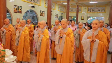 Chư Ni đoàn Ni viện Vạn Hạnh tác bạch cúng dường trường hạ chùa Vạn Đức