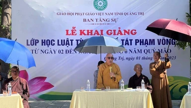 Hòa thượng Thích Thiện Tấn sách tấn chư Tăng tham dự lớp học về giới luật