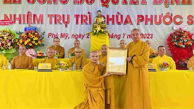 Hòa thượng Thích Chúc Thọ trao quyết định bổ nhiệm trụ trì chùa Phước Sơn đến Đại đức Thích Hữu Nhã