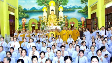 Đoàn Thường trực Ban Trị sự GHPGVN H.Mỏ Cày Bắc đến thăm và cúng dường 4 trường hạ