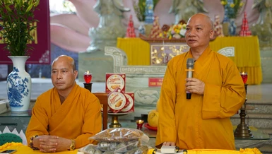 Thượng tọa Thích Chiếu Tuệ, đại diện Ban Hoằng pháp T.Ư và Ban Kinh tế - Tài chính T.Ư sách tấn hành giả chùa Ngọc Am, TP.Yên Bái