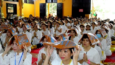 Các Phật tử thành kính dâng y tắm mưa đến chư Tăng tại thiện viện Phước Sơn