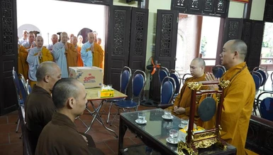 Đoàn Phân ban Ni giới T.Ư tác bạch cúng dường tại chùa Bầu