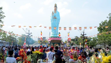 Người dân, Phật tử đến đảnh lễ Đức Quán Thế Âm tại Quán Âm Phật Đài - TP.Bạc Liêu