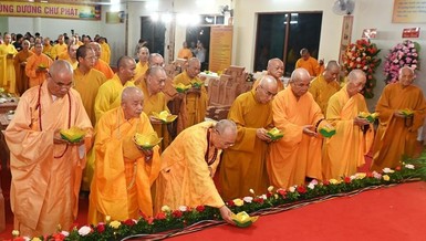 Chư tôn đức dâng nến tưởng niệm tôn sư Đại giới đàn Phước Huệ (55 năm về trước)