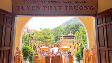 Giới tử Tỳ-kheo-ni được Hội đồng thập sư Ni hướng dẫn đến giới trường Tăng cầu Chánh pháp Đại Tăng để chính thức trở thành tân Tỳ-kheo-ni