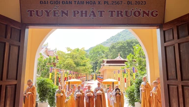 Giới tử Tỳ-kheo-ni được Hội đồng thập sư Ni hướng dẫn đến giới trường Tăng cầu Chánh pháp Đại Tăng để chính thức trở thành tân Tỳ-kheo-ni