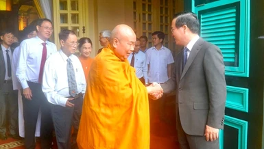 Hòa thượng Thích Giác Pháp, Phó ban Trị sự GHPGVN TP.HCM cùng Chủ tịch nước tại Phủ Chủ tịch 