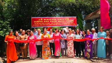 Cắt băng khánh thành tuyến đường bê-tông “nông thôn mới” tại xã Vĩnh Thới, H.Lai Vung