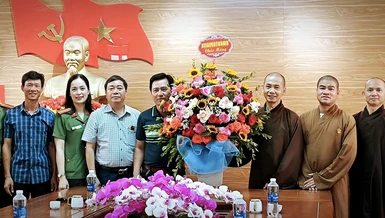 Đại đức Thích Thiền Bình tặng hoa chúc mừng 