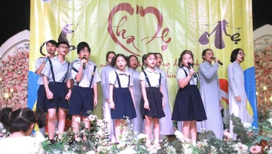 Các em đoàn sinh Gia đình Phật tử biểu diễn văn nghệ trong chương trình tiệc chay gây quỹ từ thiện