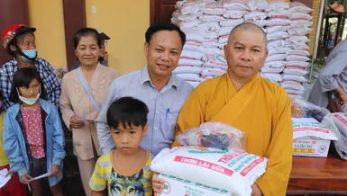 Thượng tọa Thích Đạt Ma Khế Định trao quà Vu lan đến học sinh có hoàn cảnh khó khăn
