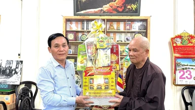 Ông Nguyễn Hữu Dinh trao quà chúc mừng Vu lan - Báo hiếu đến Hòa thượng Thích Minh Thông