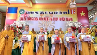 Trao Bằng công đức, tặng thưởng đến hành giả