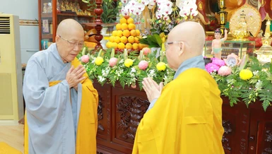 Nhi vị Ni trưởng đối thú Tự tứ